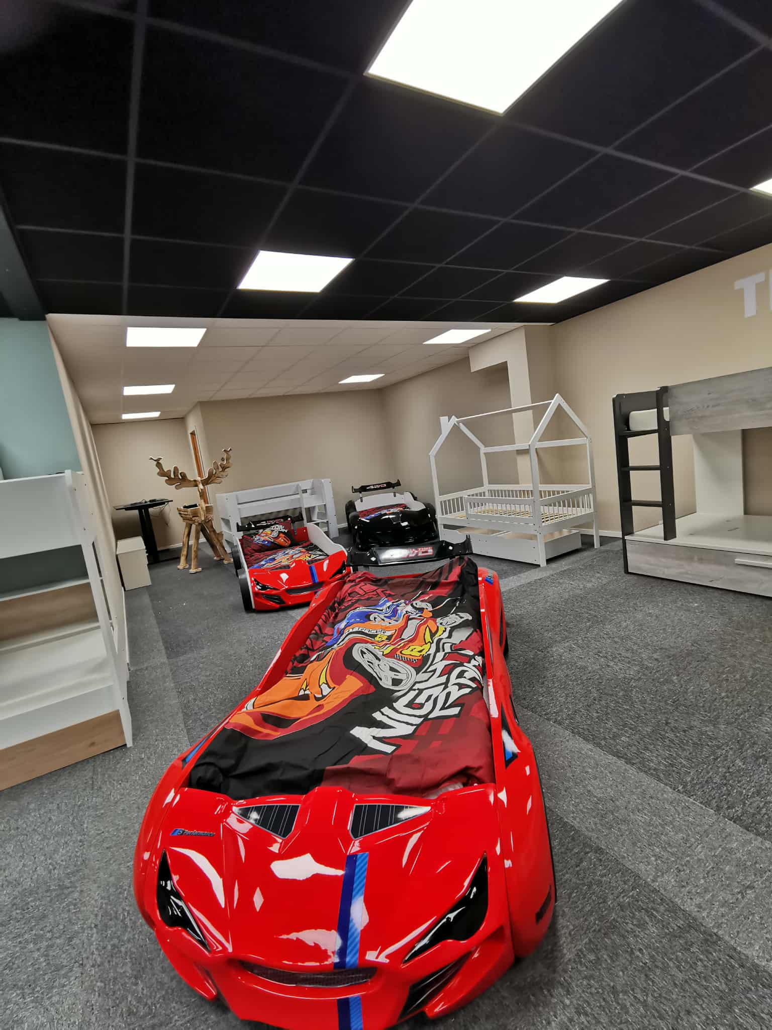 Showroom hos Barnerommet med utstilling av husseng.